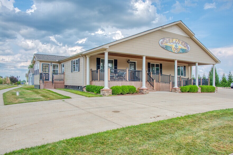 1605 Vandekarr Rd, Owosso, MI à vendre - Photo principale - Image 1 de 56