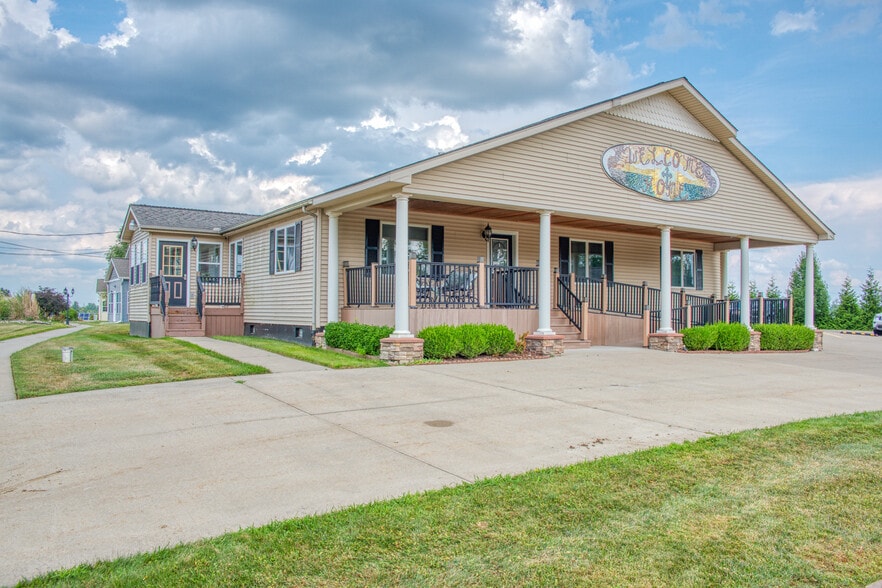 1605 Vandekarr Rd, Owosso, MI for sale - Primary Photo - Image 1 of 56