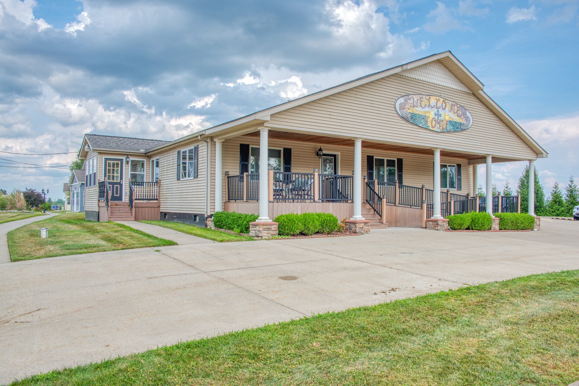 1605 Vandekarr Rd, Owosso, MI for sale Primary Photo- Image 1 of 57