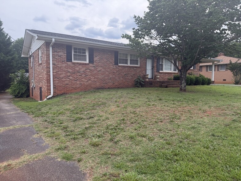 1204 E Main St, Duncan, SC for sale - Primary Photo - Image 1 of 7
