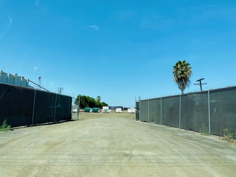 15413 S San Pedro St, Los Angeles, CA à louer - Photo du bâtiment - Image 3 de 6