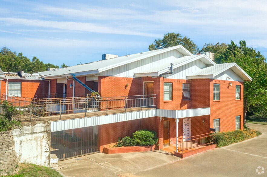 123 Lions Club Park Rd, Lancaster, TX à vendre - Photo du bâtiment - Image 2 de 4