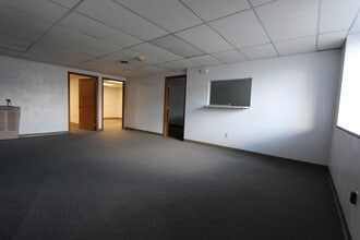1352 5th Ave, Coraopolis, PA for lease Lobby- Image 2 of 9