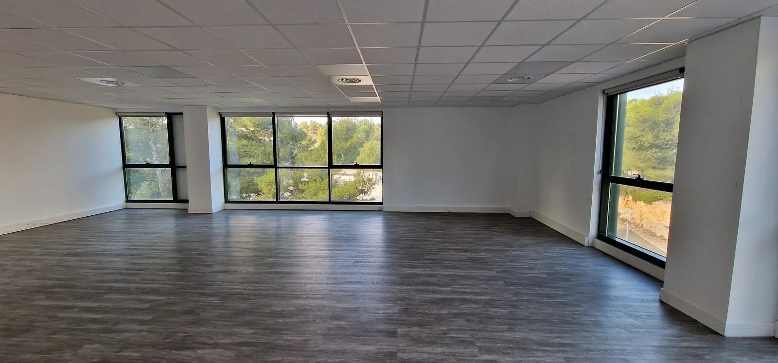 Office in La Ciotat for lease Building Photo- Image 1 of 6