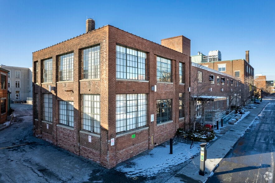 20 Mowat Ave, Toronto, ON à louer - Photo du bâtiment - Image 3 de 5