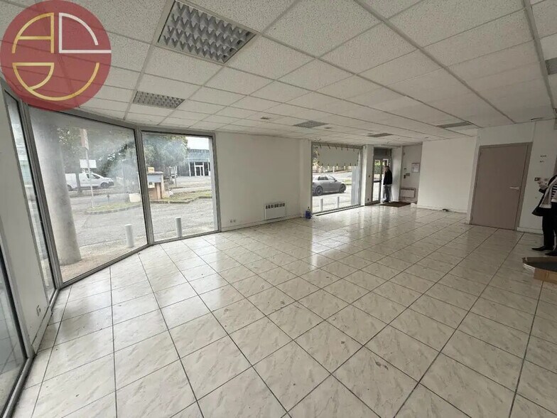 Retail in Saint-Orens-de-Gameville for lease - Interior Photo - Image 1 of 9