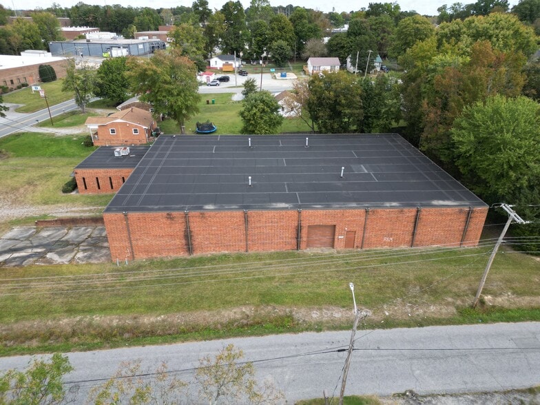 900 Baker Rd, High Point, NC à louer - Photo du bâtiment - Image 3 de 14