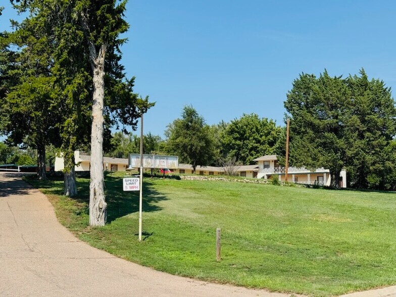 1401 E C St, McCook, NE à vendre - Photo du bâtiment - Image 3 de 31