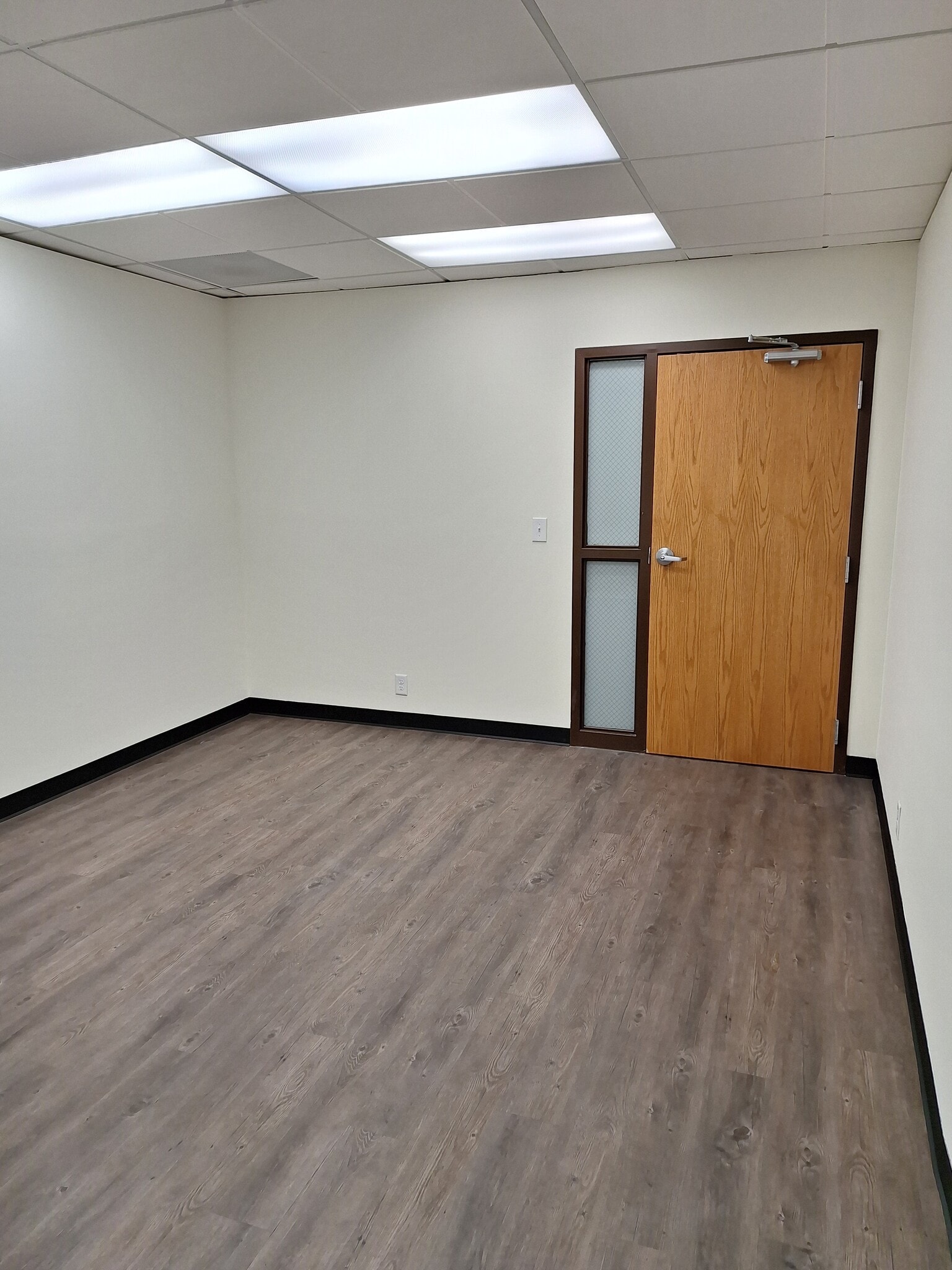 1955 University Ave W, Saint Paul, MN for lease Interior Photo- Image 1 of 2