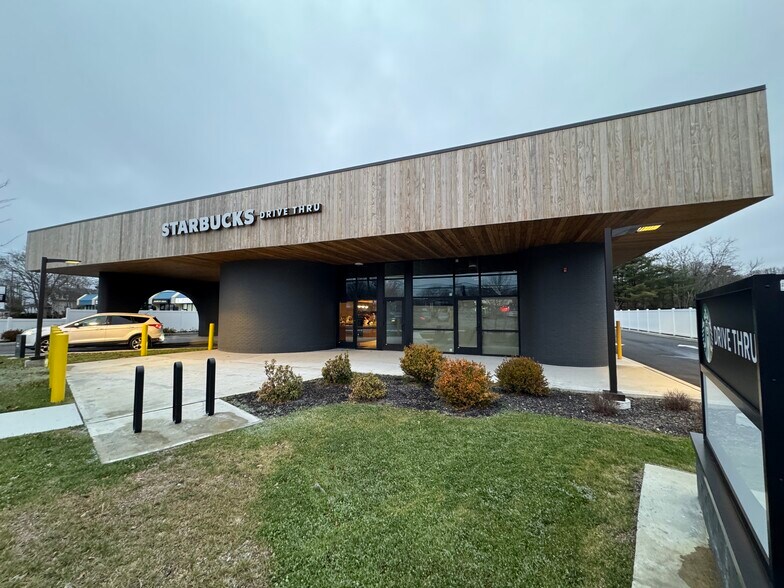 718 Medford Ave, Patchogue, NY à louer - Photo du bâtiment - Image 3 de 13