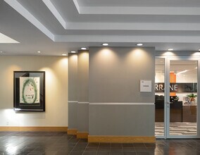 10801 Main St, Bellevue, WA à louer Hall d’entrée- Image 2 de 4