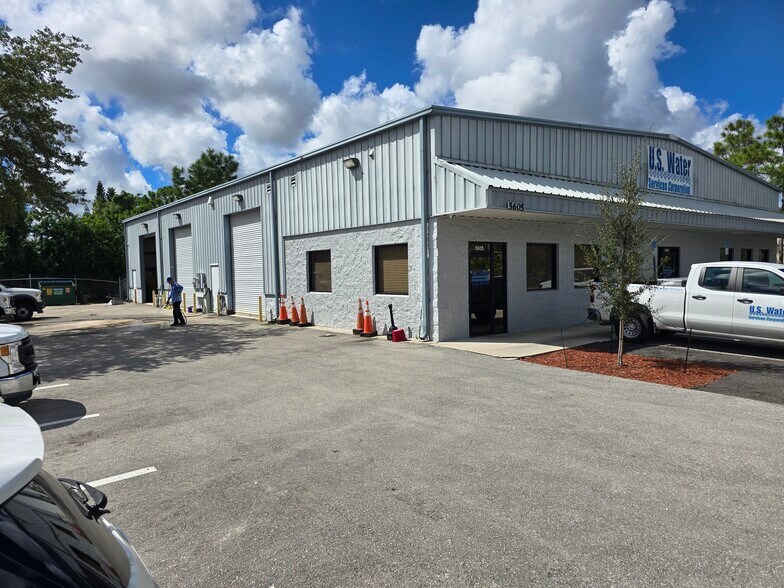 5605 2nd St W, Lehigh Acres, FL à vendre - Photo du bâtiment - Image 2 de 11