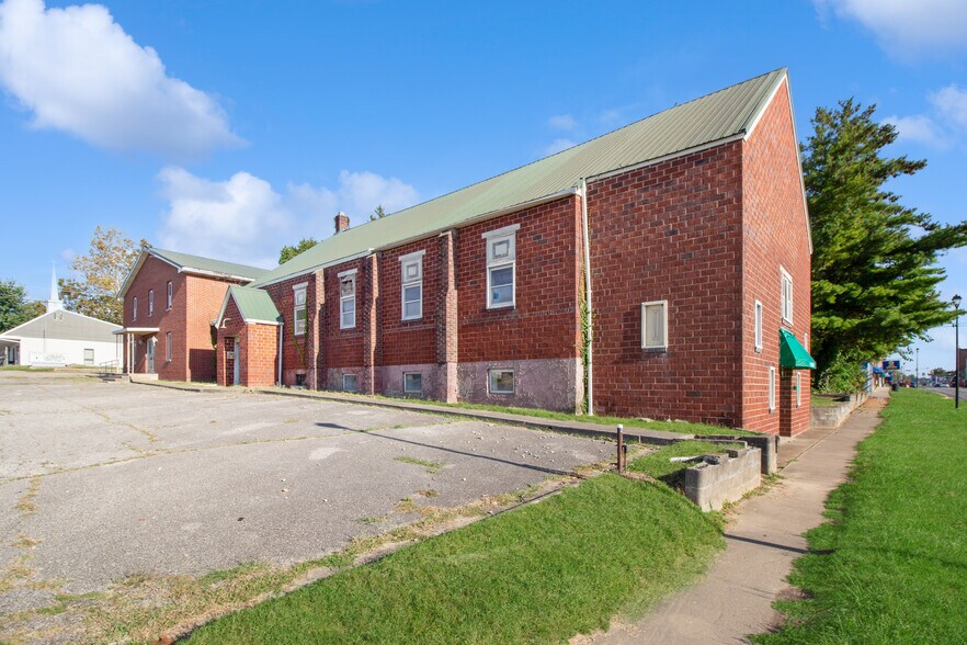 220 S Main St, Brownstown, IN à vendre - Photo du bâtiment - Image 2 de 14
