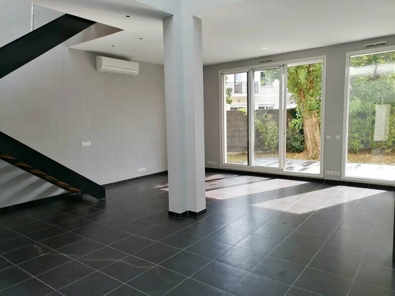 Bureau dans Saint-Maur-des-Fossés à louer - Photo du bâtiment - Image 2 de 5