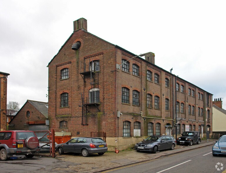 71-79 Waterside, Chesham à vendre - Photo du bâtiment - Image 2 de 3