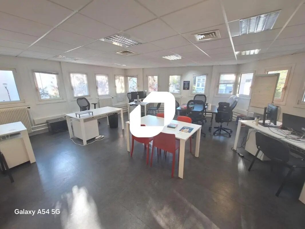 Bureau dans Issy-les-Moulineaux à louer Photo intérieure- Image 1 de 6