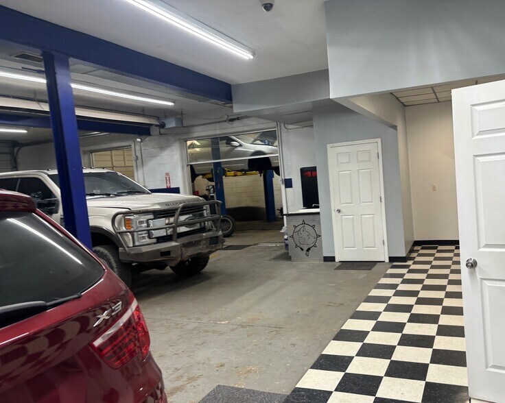 13417 E 8 Mile Rd, Warren, MI à vendre - Photo intérieure - Image 2 de 9