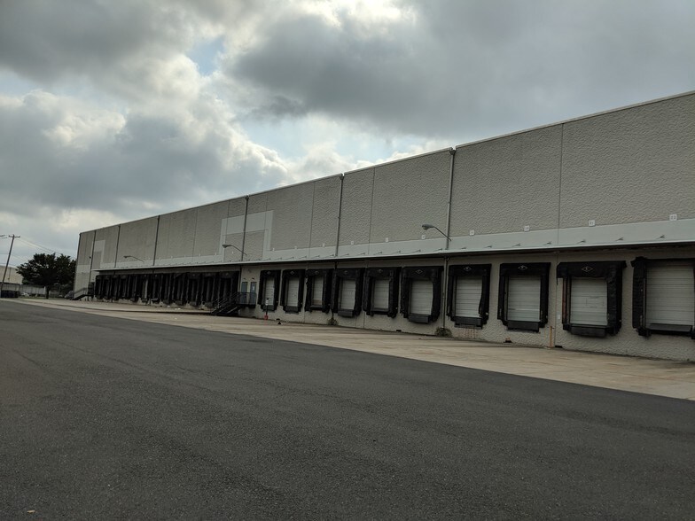 32 Runway Rd, Levittown, PA à louer - Photo du bâtiment - Image 2 de 5