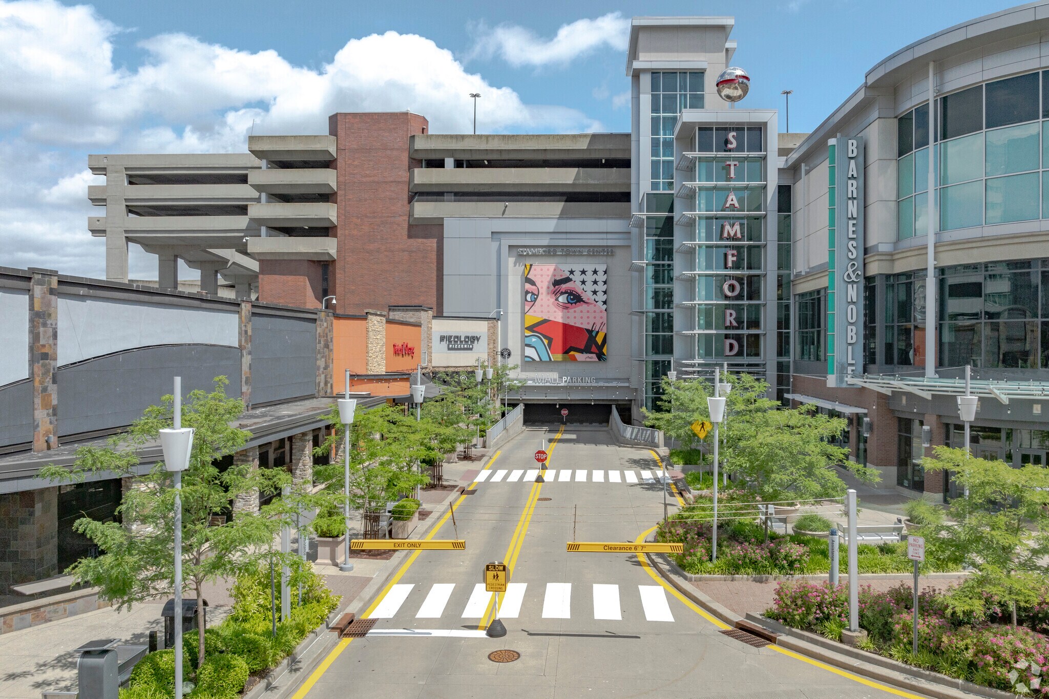 100 Greyrock Pl, Stamford, CT à louer Photo du bâtiment- Image 1 de 36