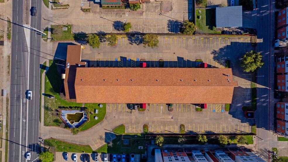 104 Texas Ave S, College Station, TX à vendre - Photo du bâtiment - Image 3 de 11