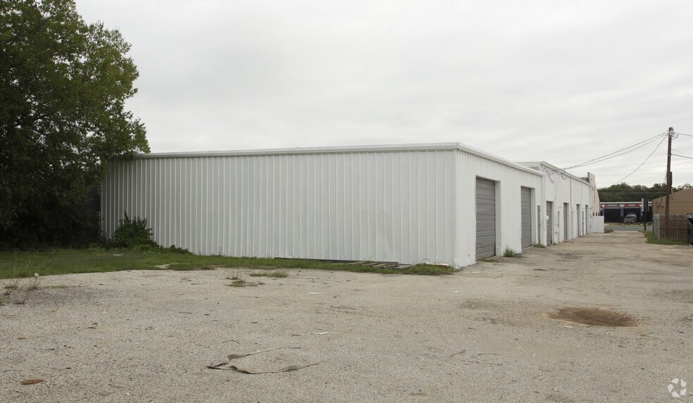 111 N Bell Blvd, Cedar Park, TX à louer - Photo du bâtiment - Image 2 de 2