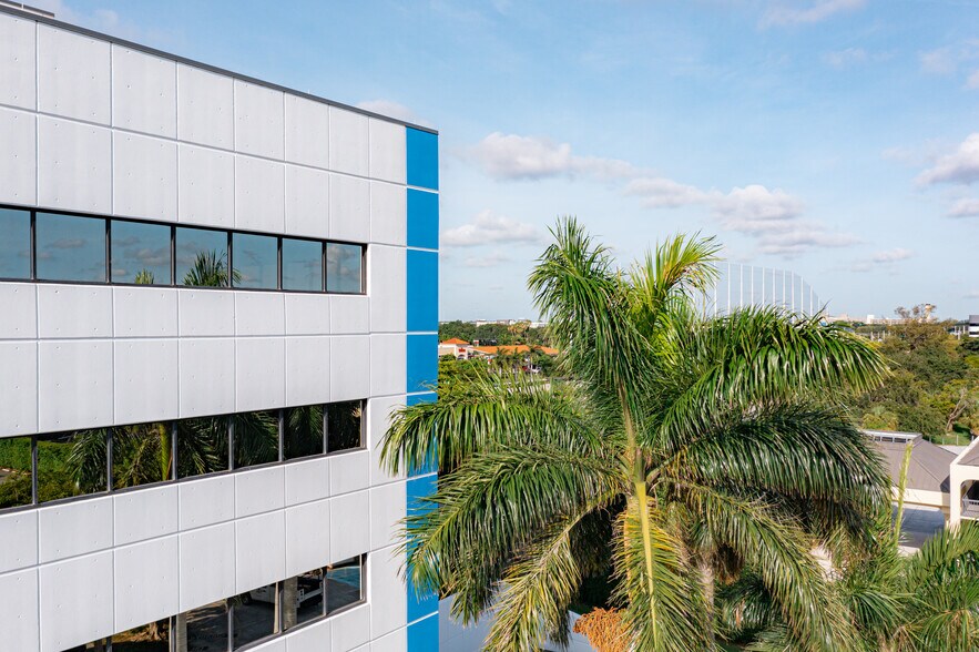 1501 Belvedere Rd, West Palm Beach, FL à louer - Photo du bâtiment - Image 3 de 12