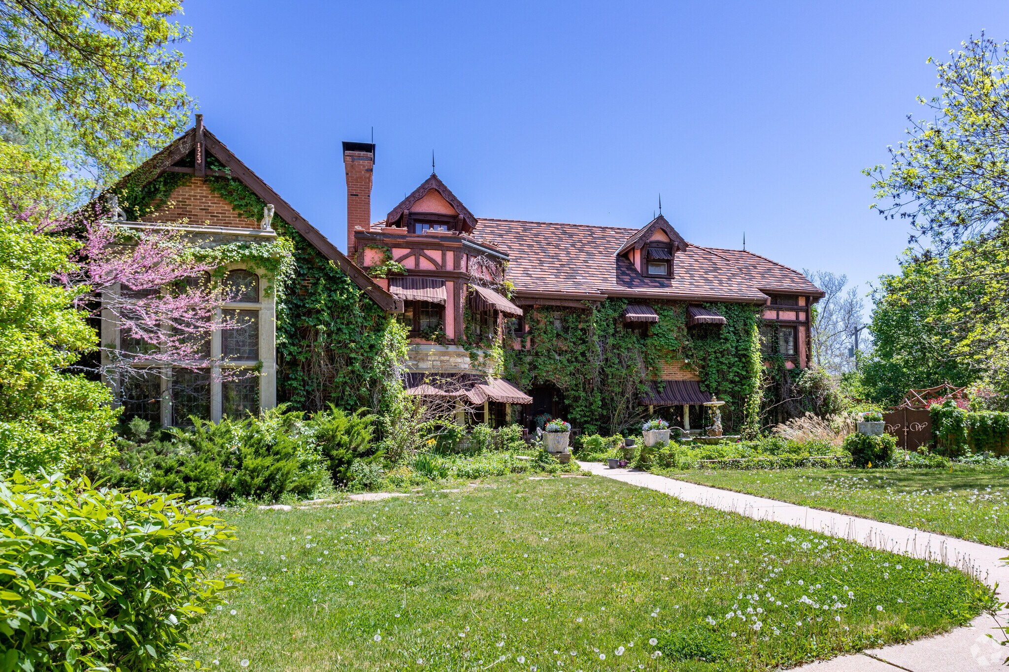 1272 SW Fillmore St, Topeka, KS for sale Primary Photo- Image 1 of 160