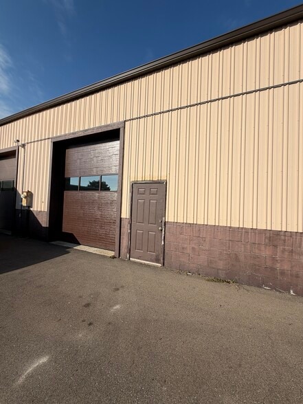 4621-4645 Freedom Dr, Ann Arbor, MI à louer - Photo du bâtiment - Image 2 de 8