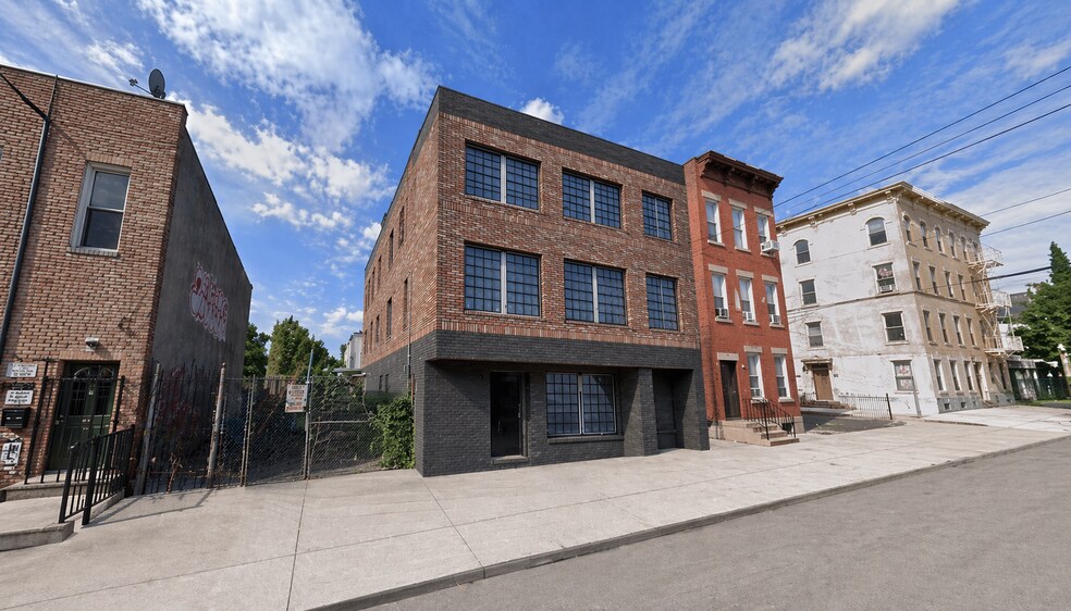 360 Crescent St, Brooklyn, NY à vendre - Photo du bâtiment - Image 1 de 3