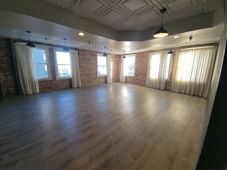 101 W 4th St, Santa Ana, CA à louer - Photo intérieure - Image 3 de 16