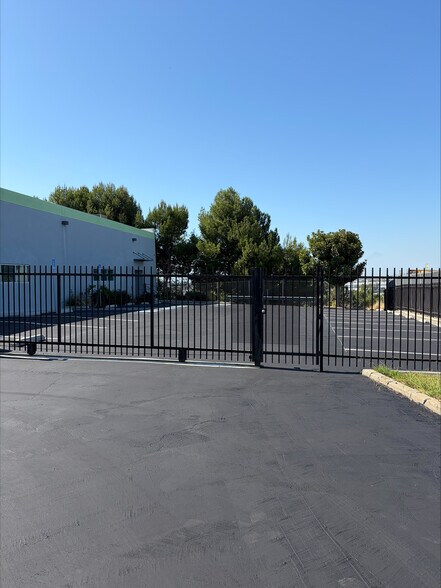 2082 E Gladwick St, Rancho Dominguez, CA à louer - Photo du bâtiment - Image 2 de 19