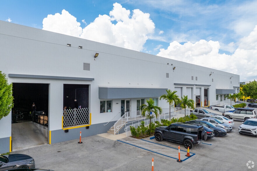 7900 NW 71st St, Miami, FL for lease - Primary Photo - Image 1 of 9