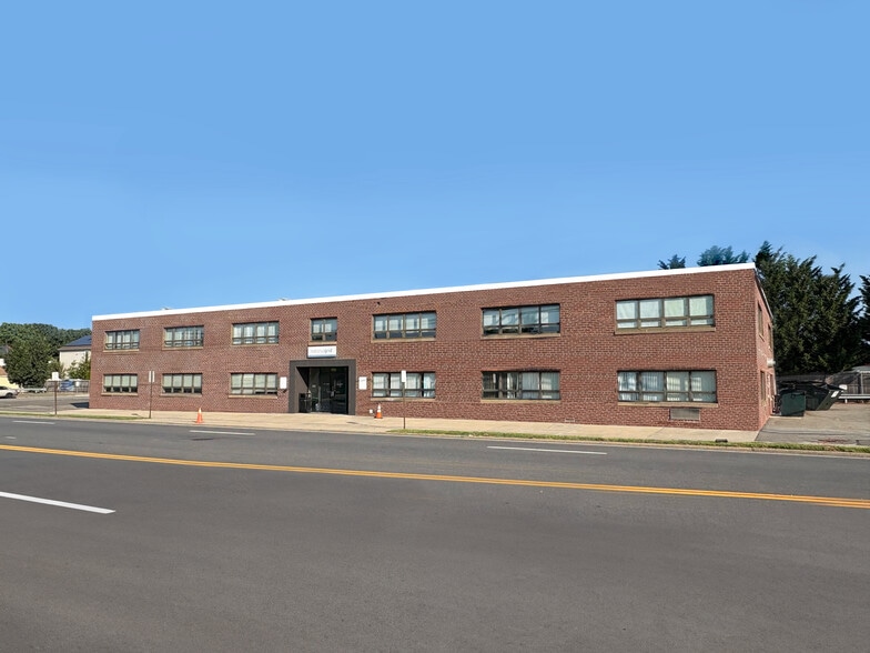 100 E Old Country Rd, Hicksville, NY for sale - Primary Photo - Image 1 of 1