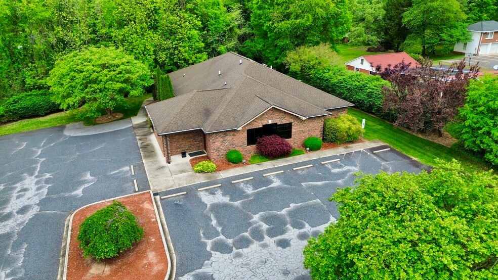 1217 Davie Ave, Statesville, NC for sale - Primary Photo - Image 1 of 22