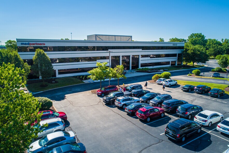 6920 Pointe Inverness Way, Fort Wayne, IN à louer - Photo du bâtiment - Image 1 de 9