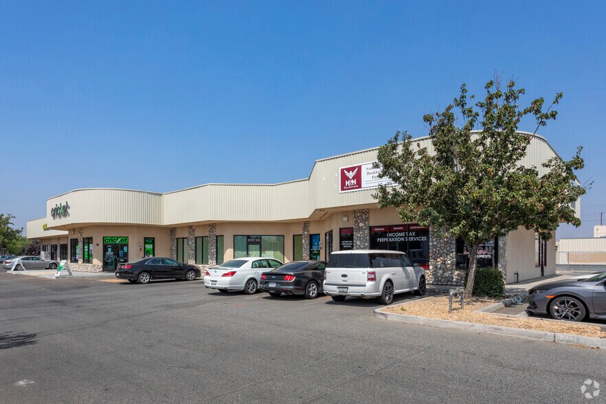 201 S Gateway Dr, Madera, CA à louer - Photo du bâtiment - Image 1 de 8