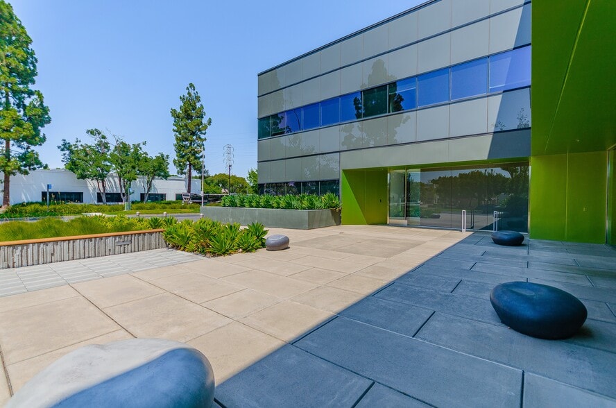 4250 Burton Dr, Santa Clara, CA à louer - Photo du bâtiment - Image 3 de 6