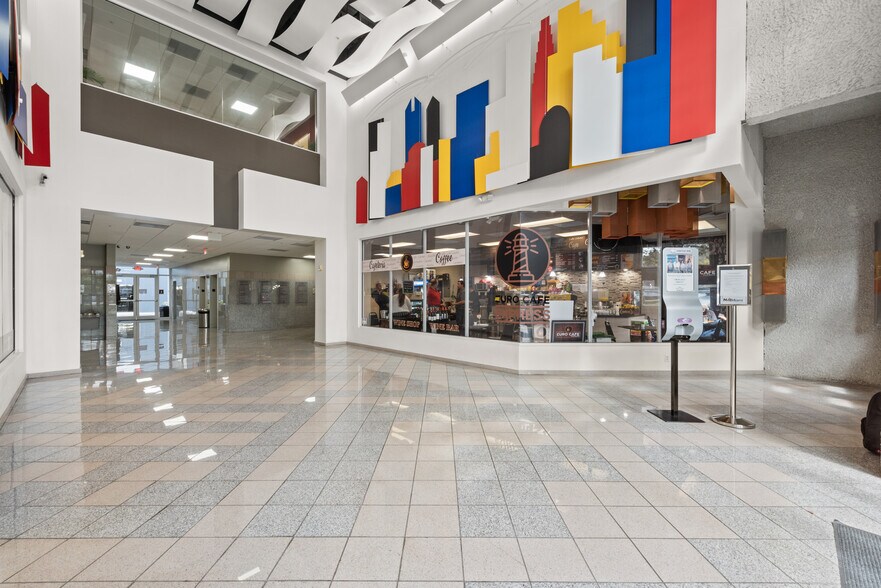 7791 NW 46th St, Doral, FL à vendre - Photo du bâtiment - Image 3 de 9