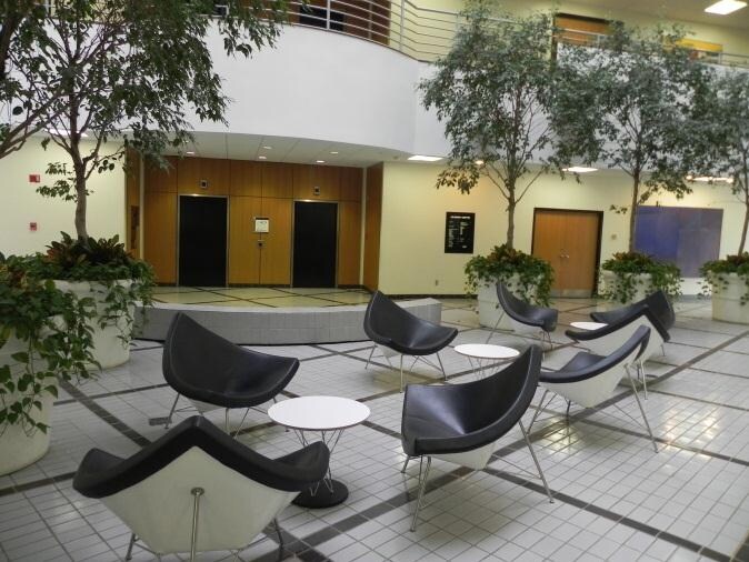 2431 S Acadian Trwy, Baton Rouge, LA à louer - Photo du bâtiment - Image 3 de 15