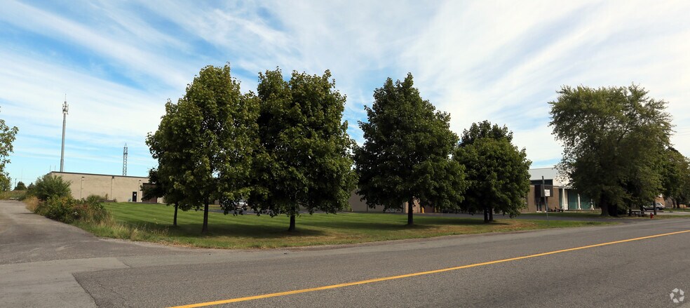 345 Arvin Ave, Hamilton, ON à vendre - Photo du bâtiment - Image 2 de 2