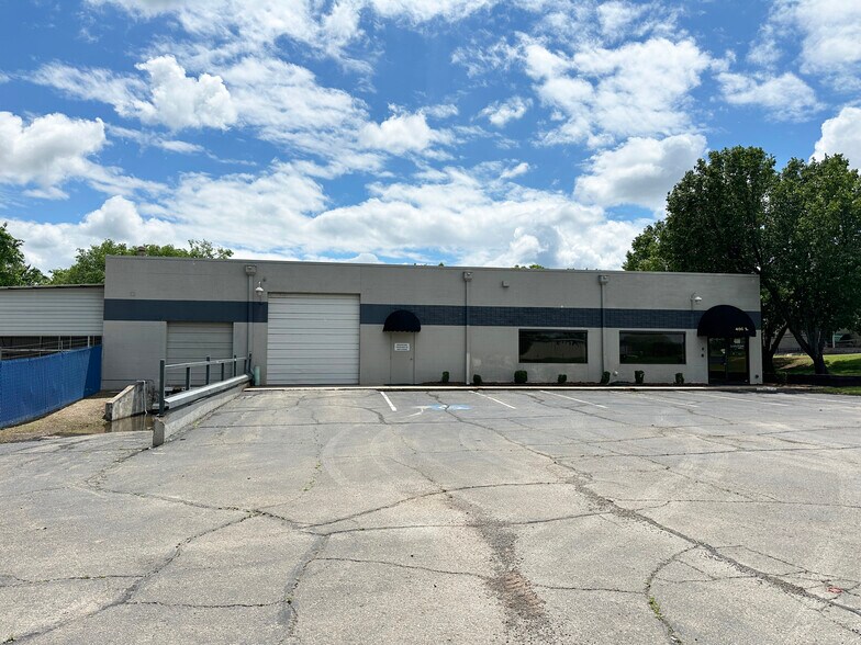 400 S Coltrane Rd, Edmond, OK à louer - Photo du bâtiment - Image 2 de 9