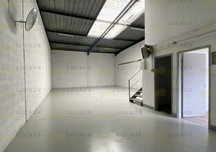Industrial in Saint-Ouen-l'Aumône for lease Interior Photo- Image 2 of 5