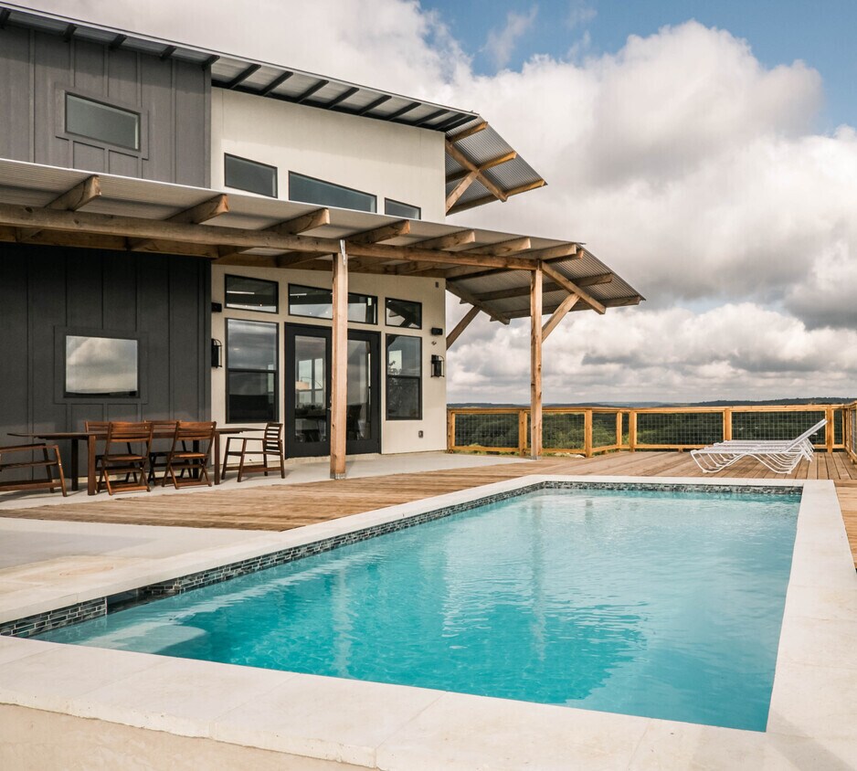 SKYHOUSE Collection Portfolio portefeuille de 2 propriétés à vendre sur LoopNet.ca Photo principale- Image 1 de 37