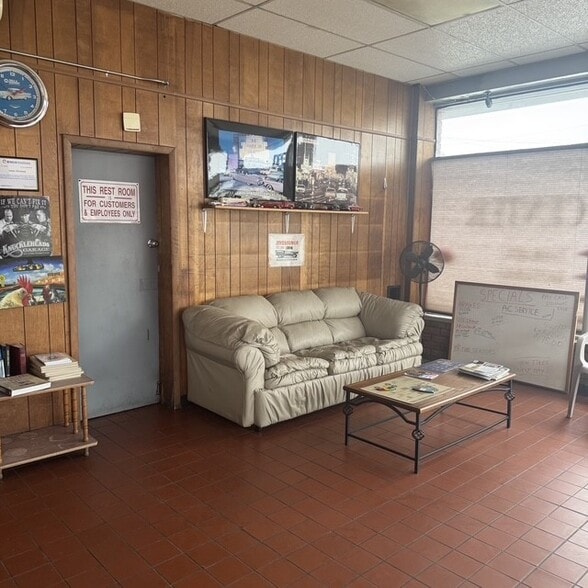 434 Millwood Ave, Winchester, VA for sale - Interior Photo - Image 2 of 15