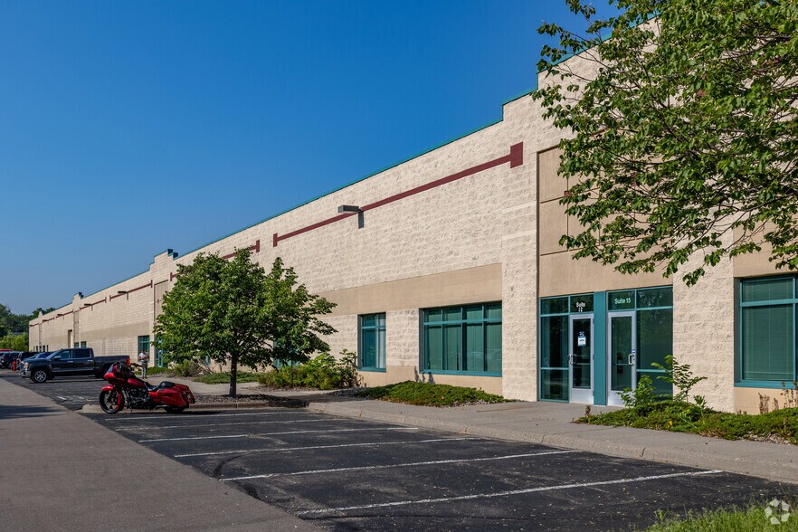 7700 N 68th Ave, Minneapolis, MN à louer - Photo du bâtiment - Image 2 de 6