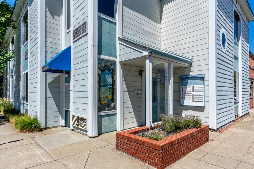 216 W Perkins St, Ukiah, CA à vendre - Photo du bâtiment - Image 2 de 11