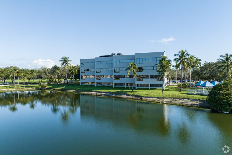 8100 Oak Ln, Miami Lakes, FL à louer - Photo du bâtiment - Image 3 de 31