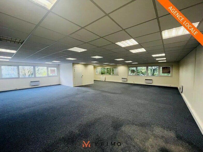 Office in Trappes for lease - Interior Photo - Image 1 of 4