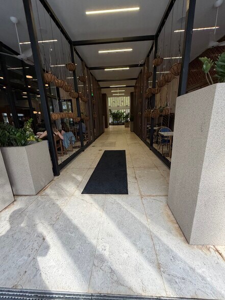 220 NW 24th Ave, Miami, FL à louer - Photo du bâtiment - Image 2 de 10