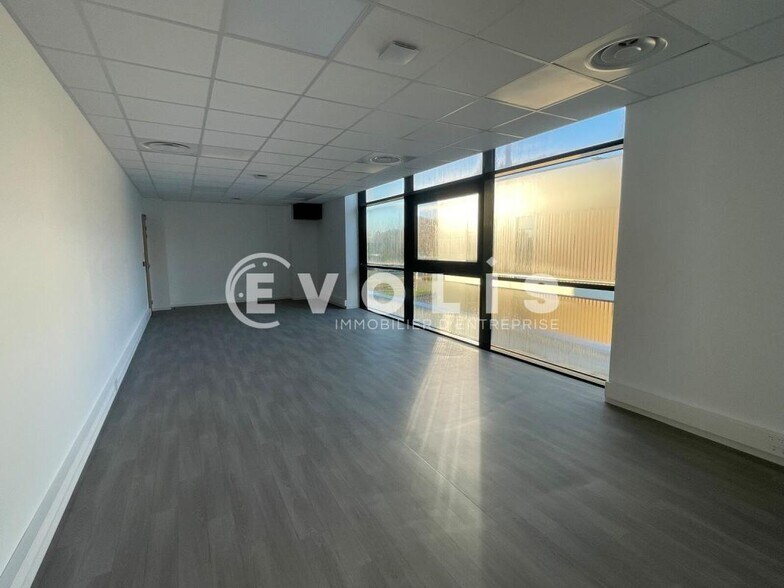 Flex in Mérignac for lease - Interior Photo - Image 3 of 6